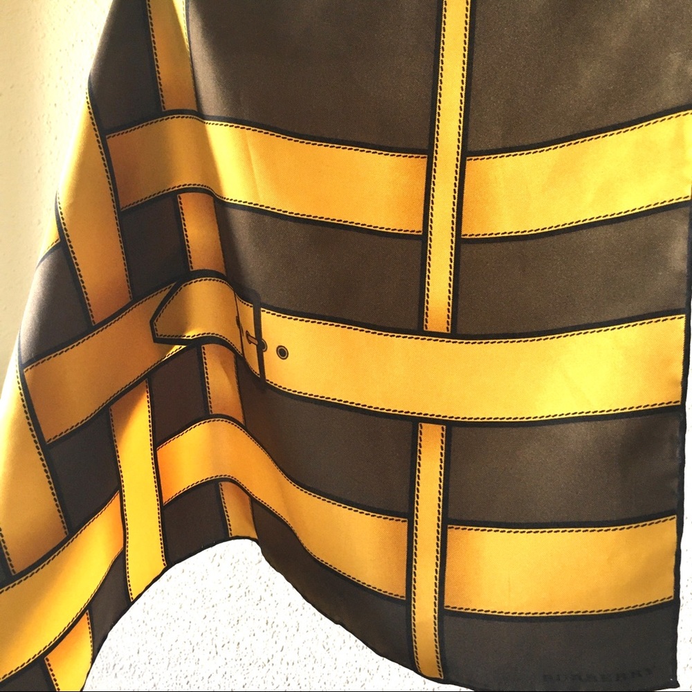 Burberry Scarf With belt motif